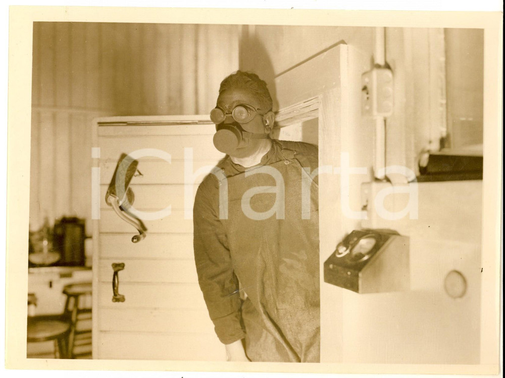 Fotografia d epoca originale 1935 ca SOUTHBRIDGE Testing a new mask against dreaded occupational disease 1