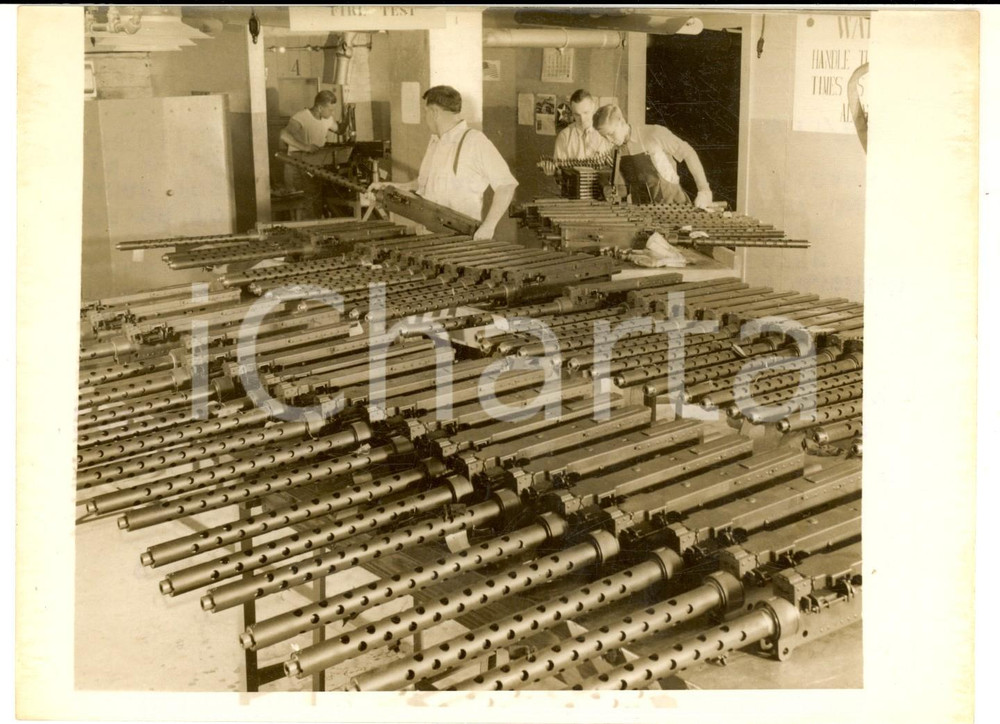 Fotografia d epoca originale 1941 FLINT MICHIGAN General Motors  Spark plugs to machine guns  Photo 1