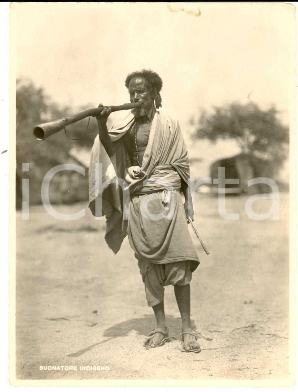 Fotografia d epoca originale 1940 ca AOI ETIOPIA COSTUME Suonatore indigeno  Fotografia seriale 12x16 cm 1