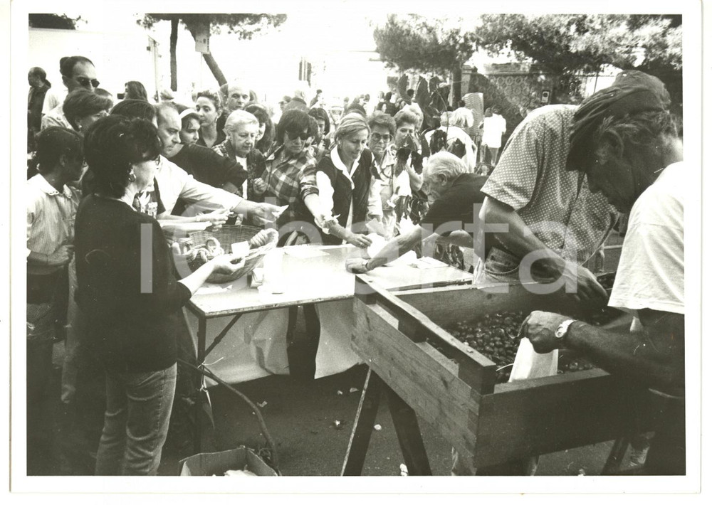Fotografia d epoca originale 1997 GENOVA Spianata di Castelletto  Sagra della castagna Foto VINTAGE 18x13 1