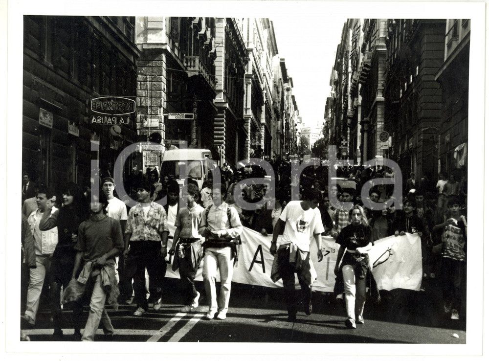 Fotografia d epoca originale 1997 GENOVA Corteo di studenti invade le vie della cittÃ  Foto VINTAGE 24x18 1