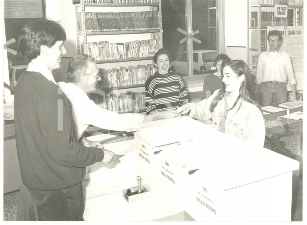 Fotografia d epoca originale 1990 ca GENOVA Elezioni Consiglio regionale  Studenti alle urne Foto VINTAGE 1
