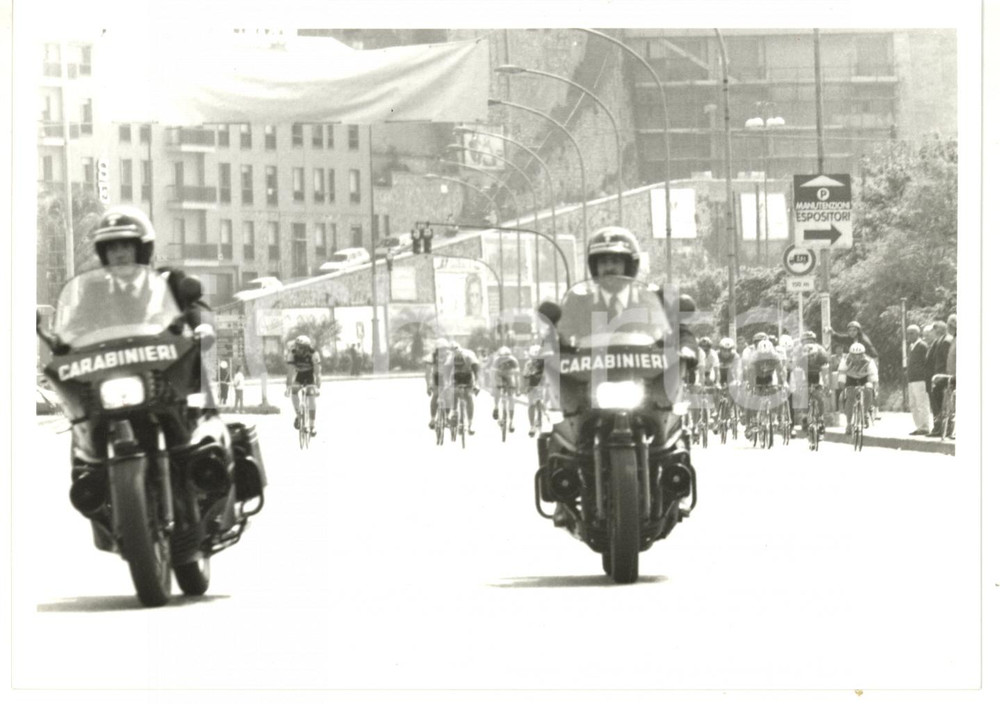 Fotografia d epoca originale 1990 ca GENOVA Carabinieri precedono corsa ciclistica Foto VINTAGE 18x13 1