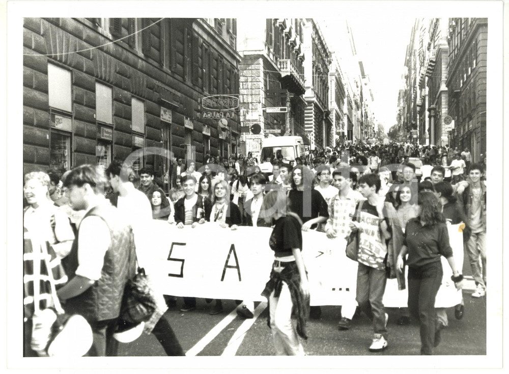 Fotografia d epoca originale 1994 GENOVA Corteo di studenti invade le vie della città   Foto VINTAGE 24x18 1