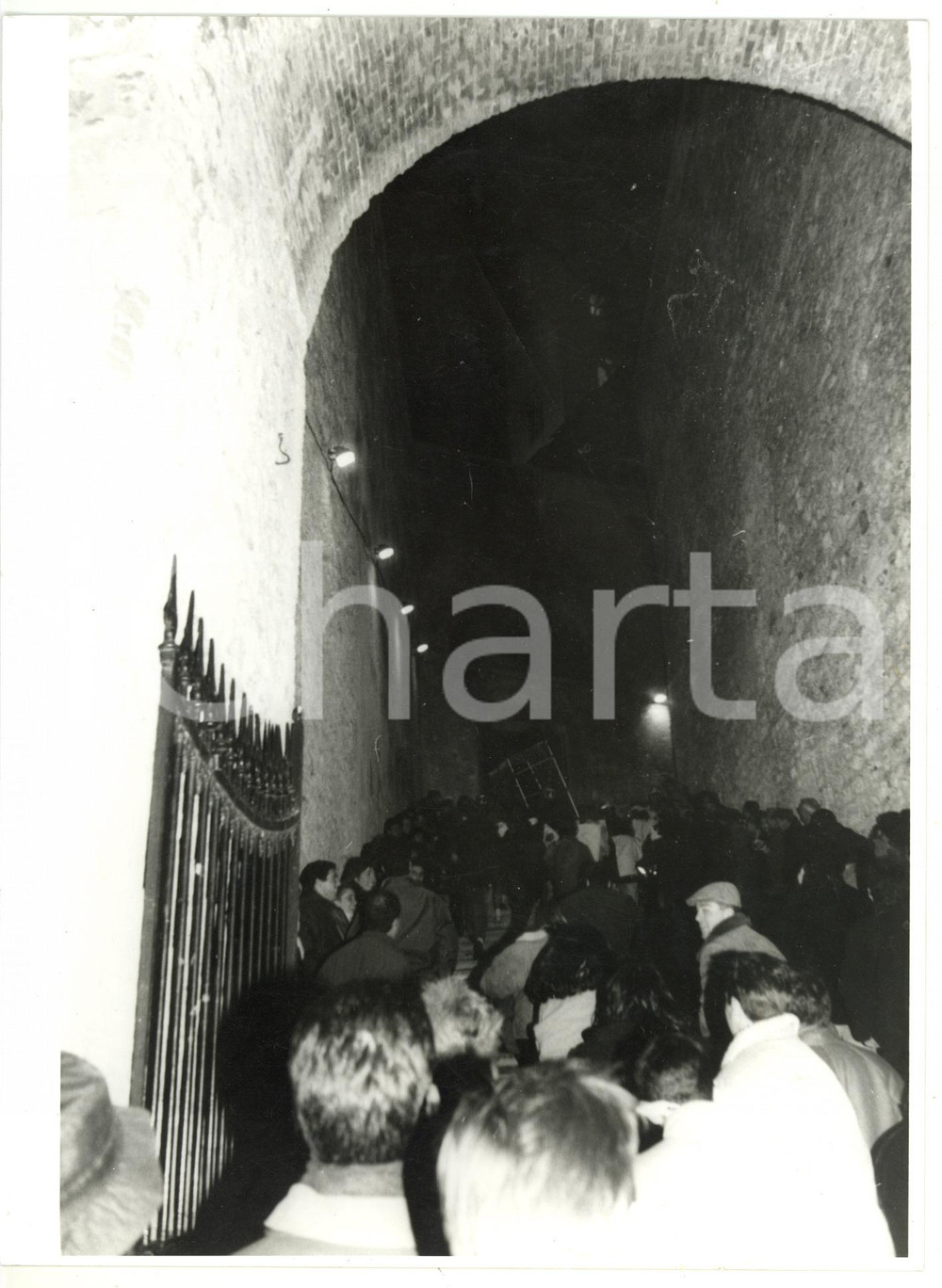 Fotografia d epoca originale 1991 GENOVA Folla di studenti per concerto PERSIANA JONES Foto 18x24 cm 1