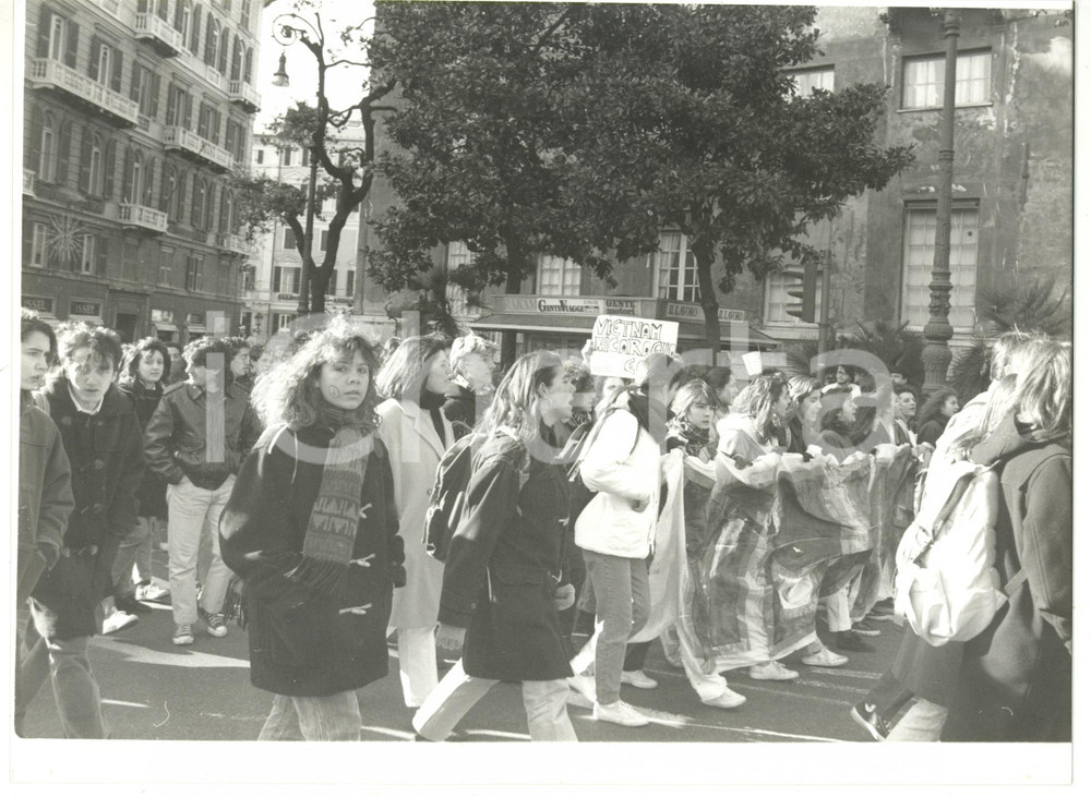 Fotografia d epoca originale 1985 ca GENOVA Manifestazione studentesca pro VIETNAM Foto VINTAGE 24x18 cm 1