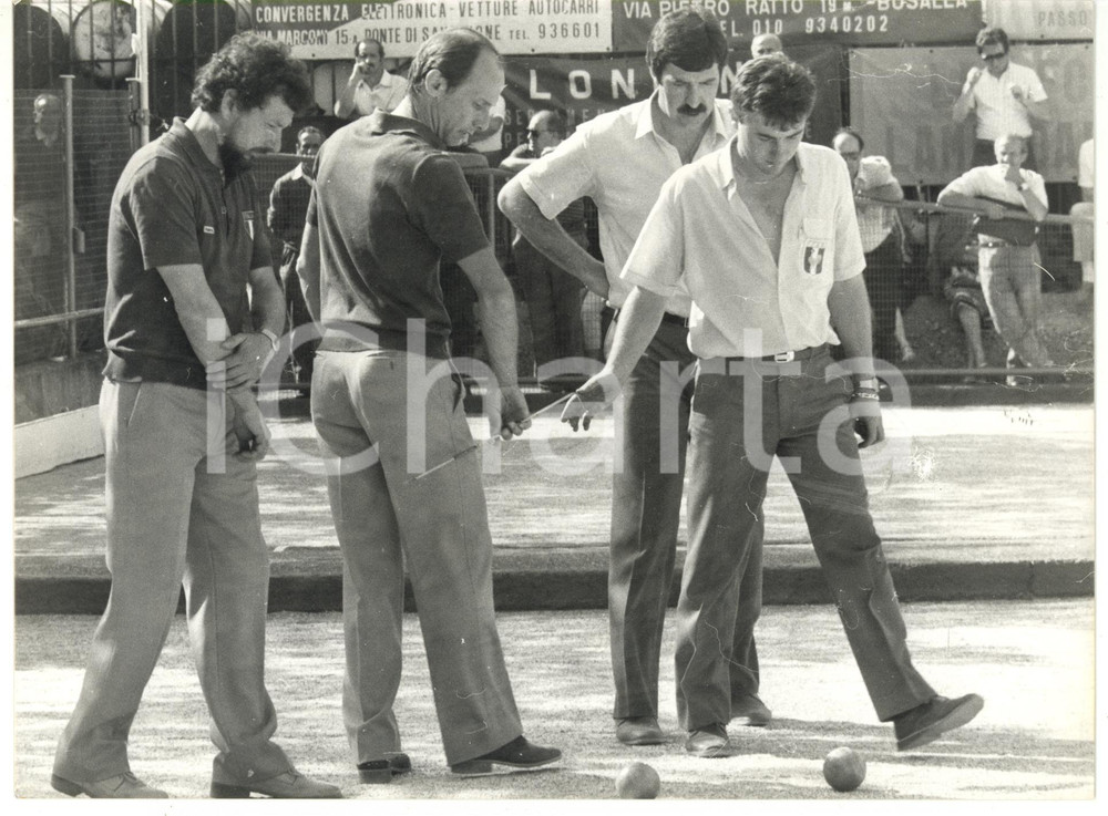 Fotografia d epoca originale 1985 BUSALLA GE Assegnazione dei punti durante torneo di bocce Foto 24x18 1