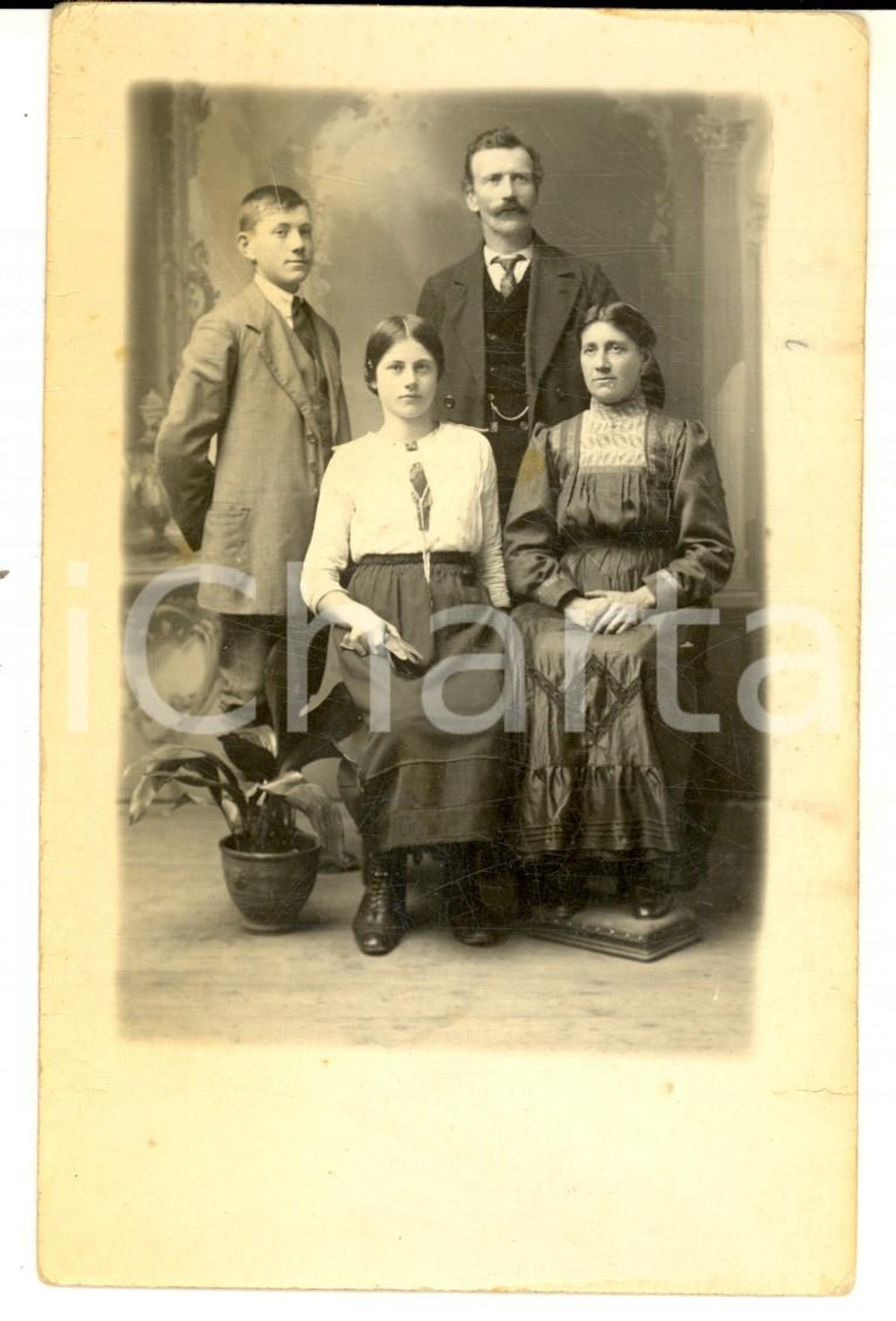 Fotografia d epoca originale 1900 ca DOMODOSSOLA Ritratto di famiglia  Foto cartolina TRABUCCHI 1
