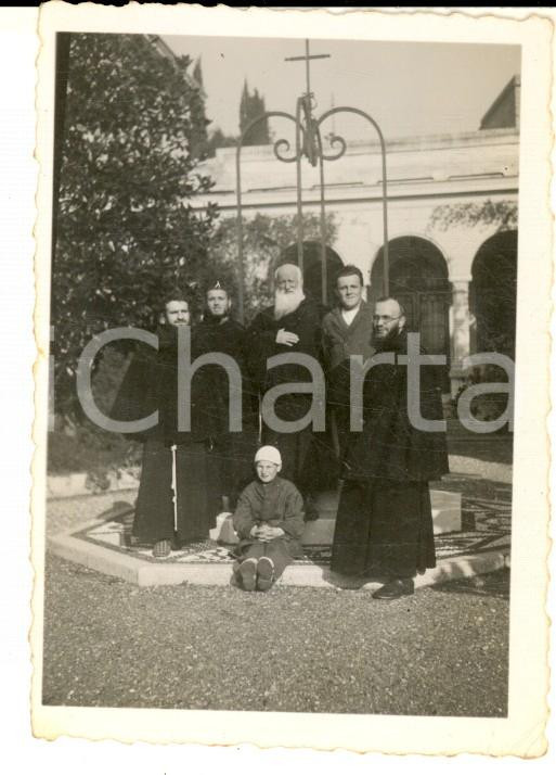 Fotografia d epoca originale 1941 ITALIA Frati cappuccini in un chiostro con bambino  Foto VINTAGE 6x8 cm 1