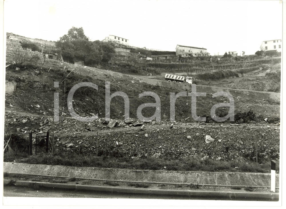 Fotografia d epoca originale 1990 ca GENOVA Camion percorre strada periferica Fotografia VINTAGE 24x18 1
