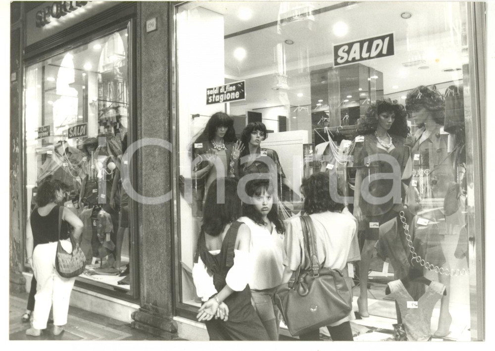 Fotografia d epoca originale 1991 GENOVA Saldi estivi  Donne alle vetrine dei negozi Foto VINTAGE 18x13 1