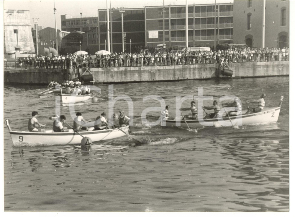 Fotografia d epoca originale 1996 GENOVA Rematori si sfidano durante gara di canottaggio Foto VINTAGE 24x18 1