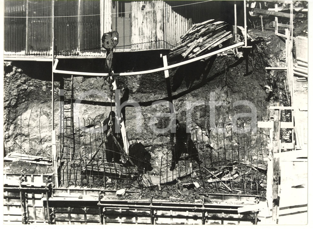 Fotografia d epoca originale 1993 GENOVA Operai al lavoro in cantiere Fotografia VINTAGE 24x18 1