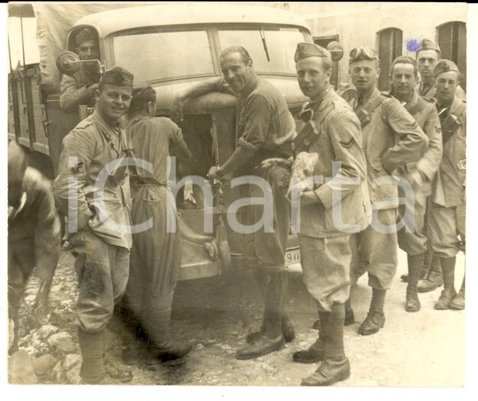 Fotografia d epoca originale 1943 WW2 VERONA Gruppo di ufficiali al lavoro su un automezzo  Foto 11x9 cm 1