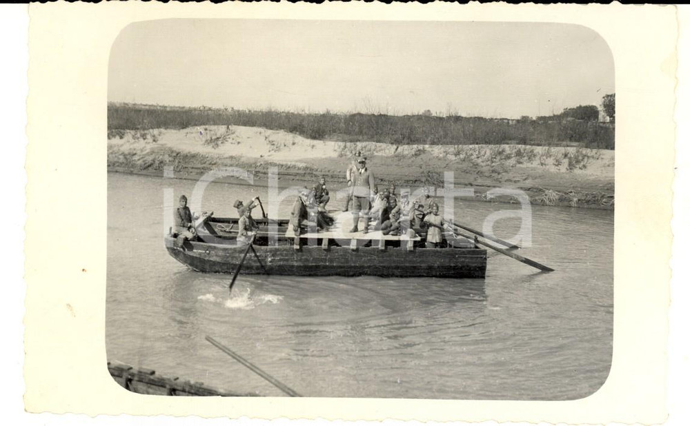 Fotografia d epoca originale 1940 ca AOI ETIOPIA ? Ufficiali italiani navigano un fiume  Foto cartolina 1