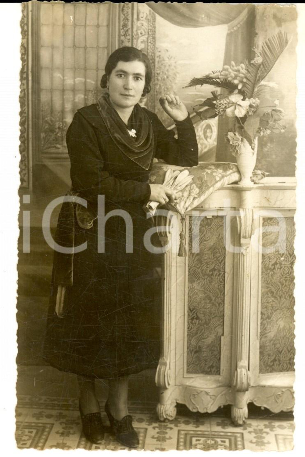 Fotografia d epoca originale 1930 ca ITALIA Ritratto di donna con foulard in velluto  Foto cartolina 1