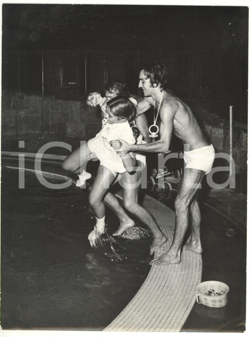Fotografia d epoca originale 1990 ca GENOVA Festa in piscina con costumi da bambola  Foto VINTAGE18x24 1