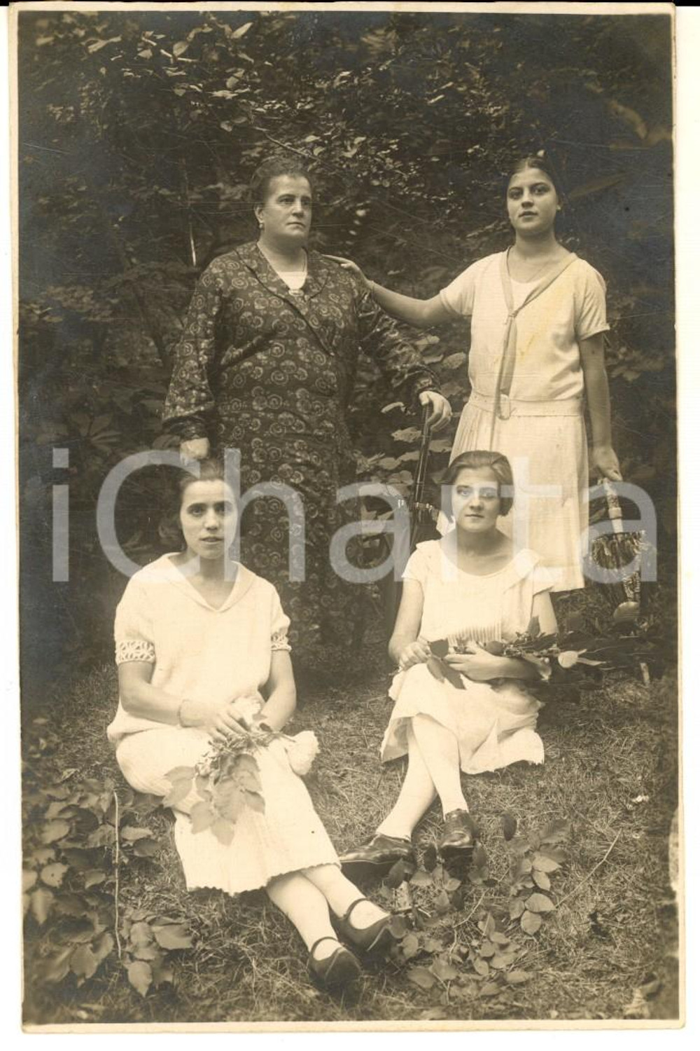 Fotografia d epoca originale 1924 GIOVI GE Ritratto di famiglia al femminile in un bosco Foto cartolina 1