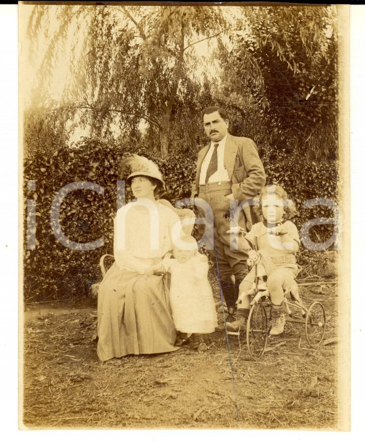 Fotografia d epoca originale 1910 ca ITALIA Famiglia in giardino con bambina in bicicletta  Foto 9x11 1