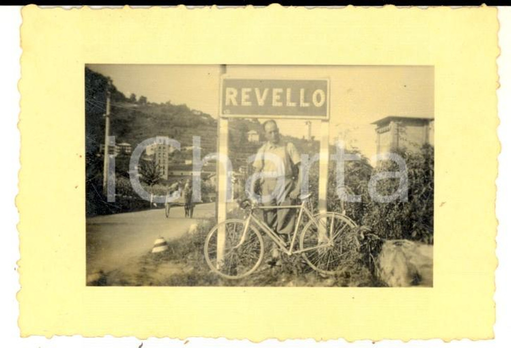 Fotografia d epoca originale 1940 REVELLO Ritratto di uomo in bicicletta all ingresso del paese  Foto 9x6 1