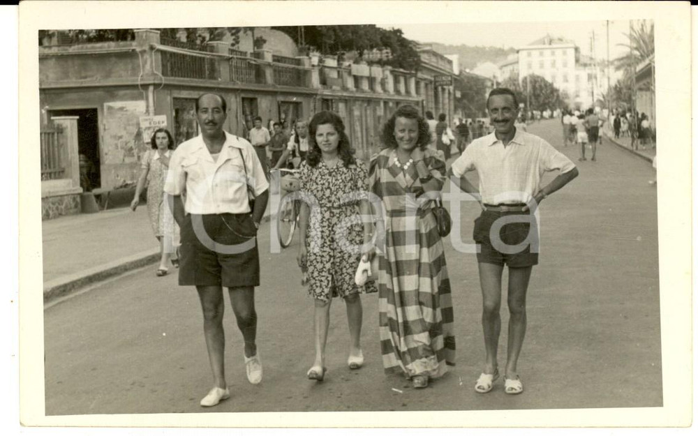 Fotografia d epoca originale Agosto 1942 VARAZZE Turisti a passeggio in centro  Foto cartolina VINTAGE 1