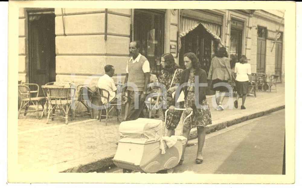 Fotografia d epoca originale Agosto 1942 VARAZZE Turisti in centro con passeggino  Foto cartolina VINTAGE 1