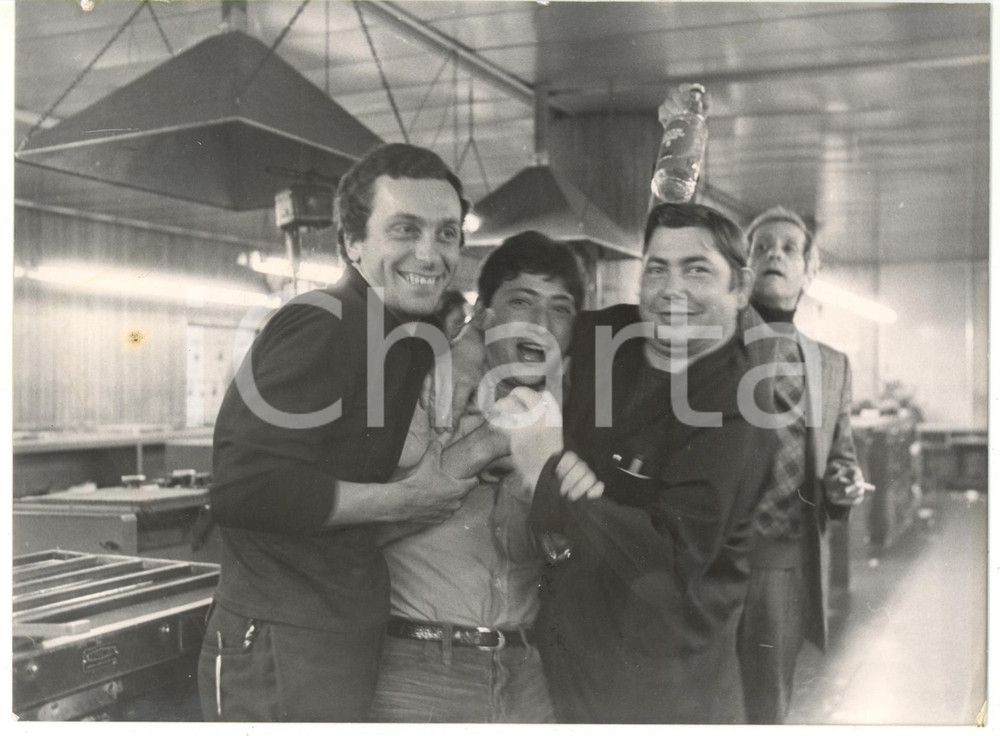 Fotografia d epoca originale 1990 ca GENOVA Festa al circolo operaio  Scherzi goliardici Foto VINTAGE 24x18 1