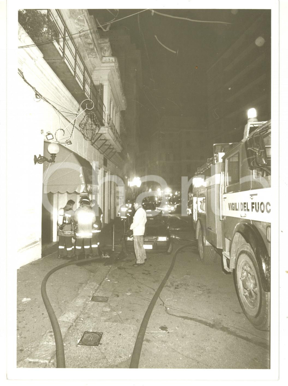 Fotografia d epoca originale 1997 GENOVA Discoteca VICTOR  Intervento dei VIGILI DEL FUOCO Foto VINTAGE 1