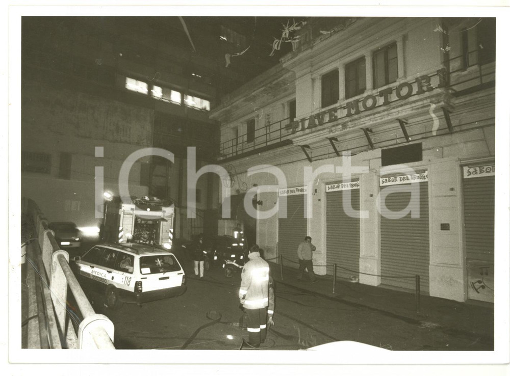 Fotografia d epoca originale 1997 GENOVA Discoteca VICTOR  Intervento dei VIGILI DEL FUOCO  Foto VINTAGE 1