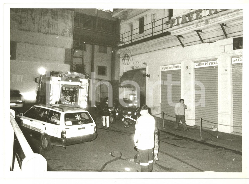 Fotografia d epoca originale 1997 GENOVA Discoteca VICTOR  Intervento dei VIGILI DEL FUOCO Foto 18x13 1