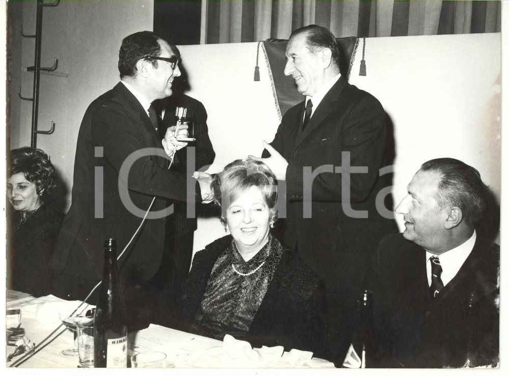 Fotografia d epoca originale 1990 ca GENOVA Cerimonia di premiazione 8 Foto VINTAGE 24x18 cm 1