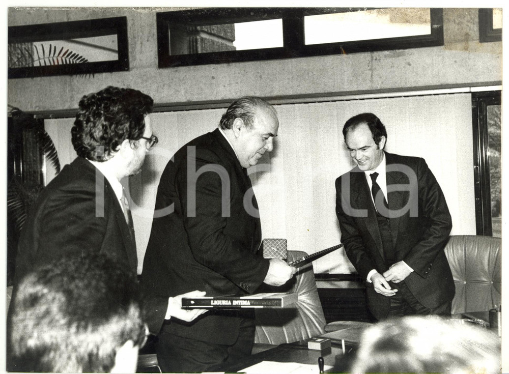 Fotografia d epoca originale 1990 ca GENOVA Cerimonia di premiazione  Donazione libro LIGURIA INTIMA Foto 1