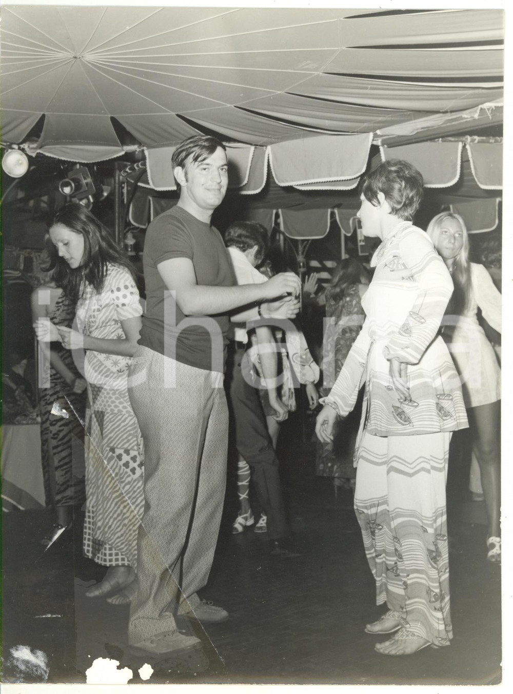 Fotografia d epoca originale 1997 GENOVA Discoteca all aperto  Balli di gruppo Fotografia VINTAGE 18x24 1