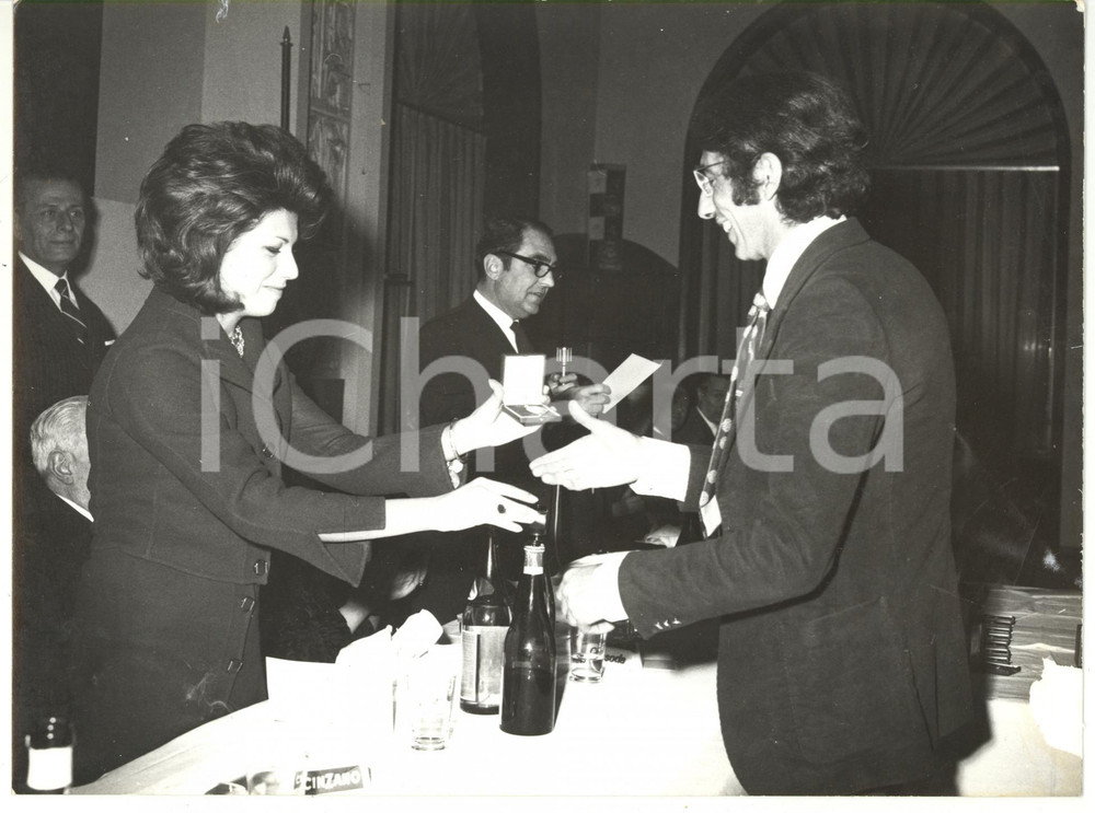 1990 ca GENOVA Cerimonia di premiazione 18 *Foto VINTAGE 24x18 cm Fotografia. CONDIZIONI: POOR (mancanza di pellicola e lievi piegature all'angolo inferiore destro)FORMATO: 24x18 cm    originale e autentica 1