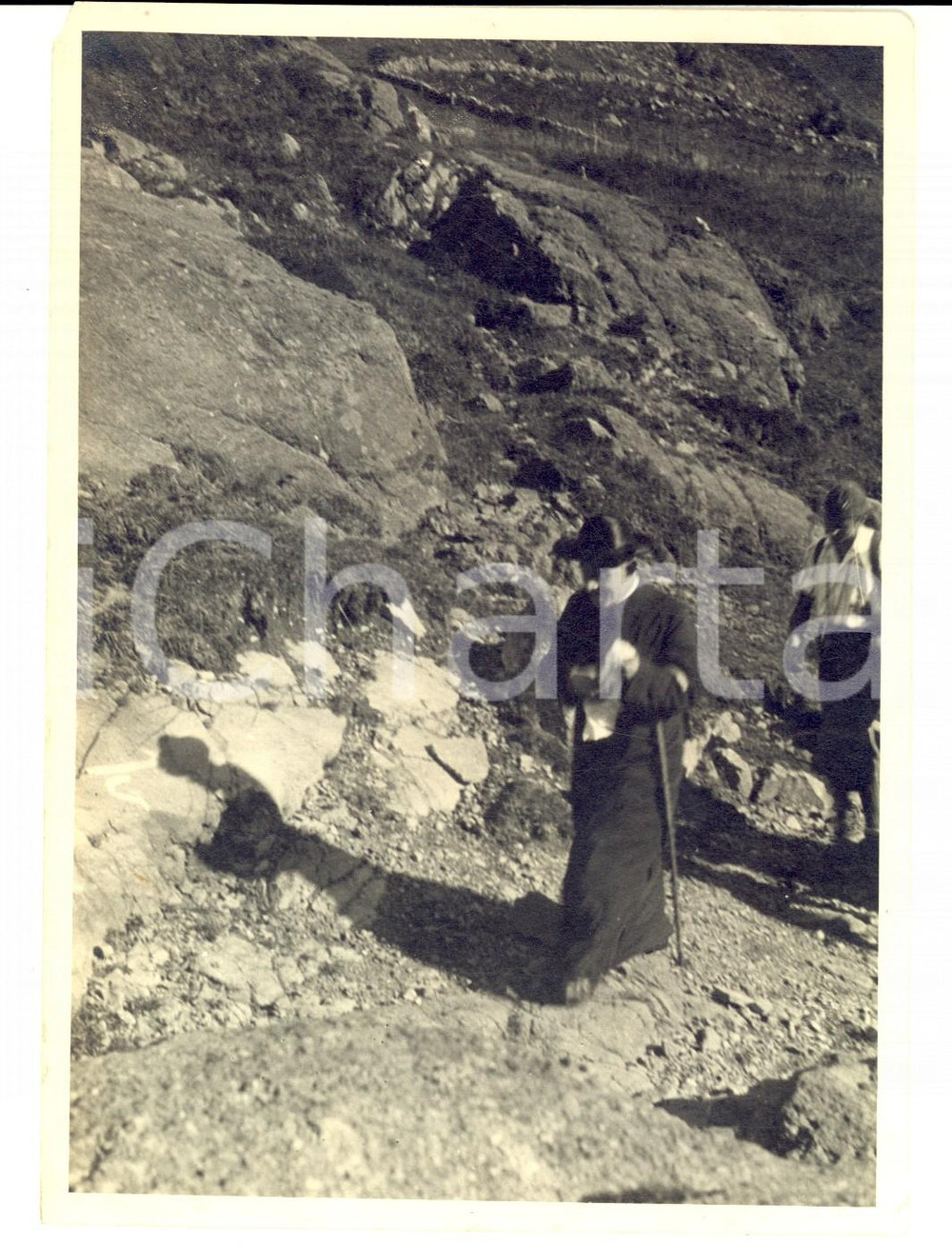 Fotografia d epoca originale 1940 ca ALPINISMO LOMBARDIA Sacerdote con ragazzi in escursione Foto 12x17 cm 1