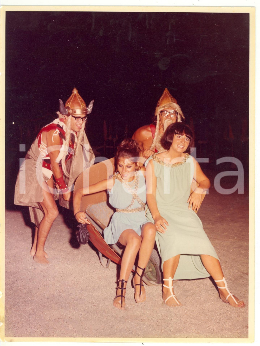 Fotografia d epoca originale 1995 ca GENOVA  COSTUME Festa a tema antica Roma  Ratto delle Sabine Foto 1