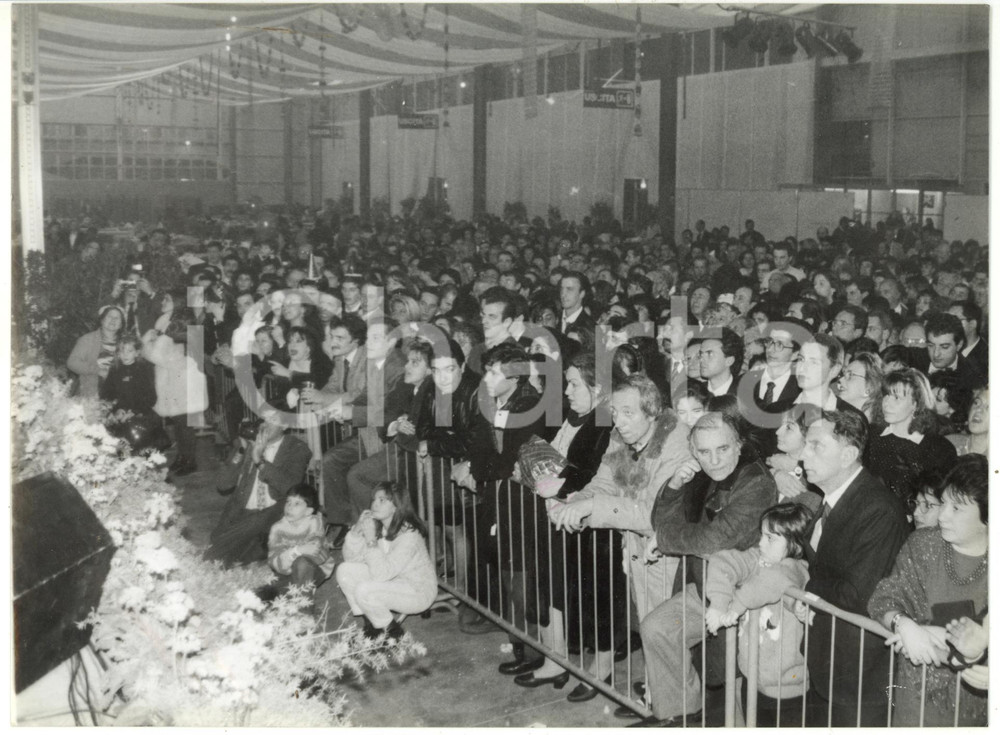 1993 GENOVA Pubblico in attesa alla festa di Capodanno *Foto VINTAGE 24x18