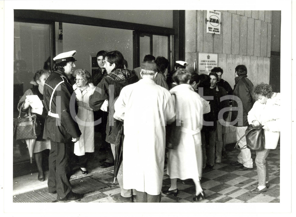Fotografia d epoca originale 1994 GENOVA  POLIZIA MUNICIPALE Agente sorveglia coda all ingresso Foto 24x18 1