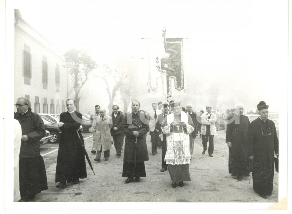 Fotografia d epoca originale 1990 ca GENOVA Corteo celebrazione liturgica  Comune di CERANESI Foto COSTUME 1