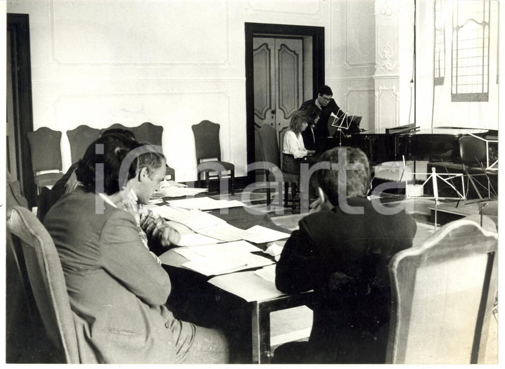 Fotografia d epoca originale 1987 BUSALLA GE Villa Borzino  Audizioni  Ragazze al pianoforte Foto 24x18 1