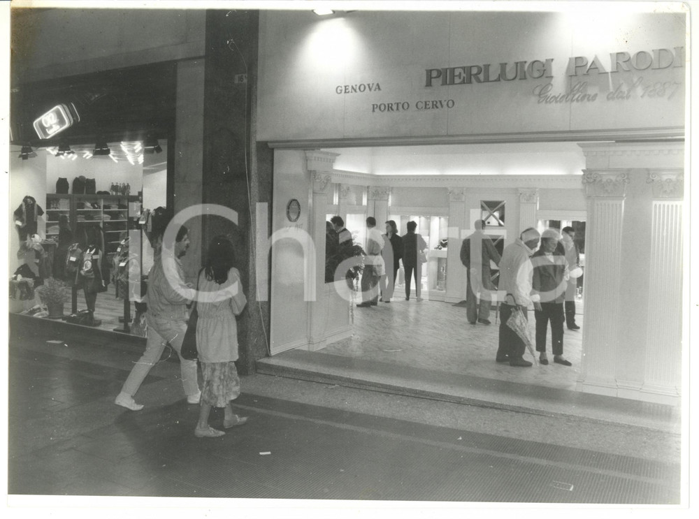 Fotografia d epoca originale 1990 ca GENOVA Gioielleria PIERLUIGI PARODI  Serata di shopping Foto 24x18 1