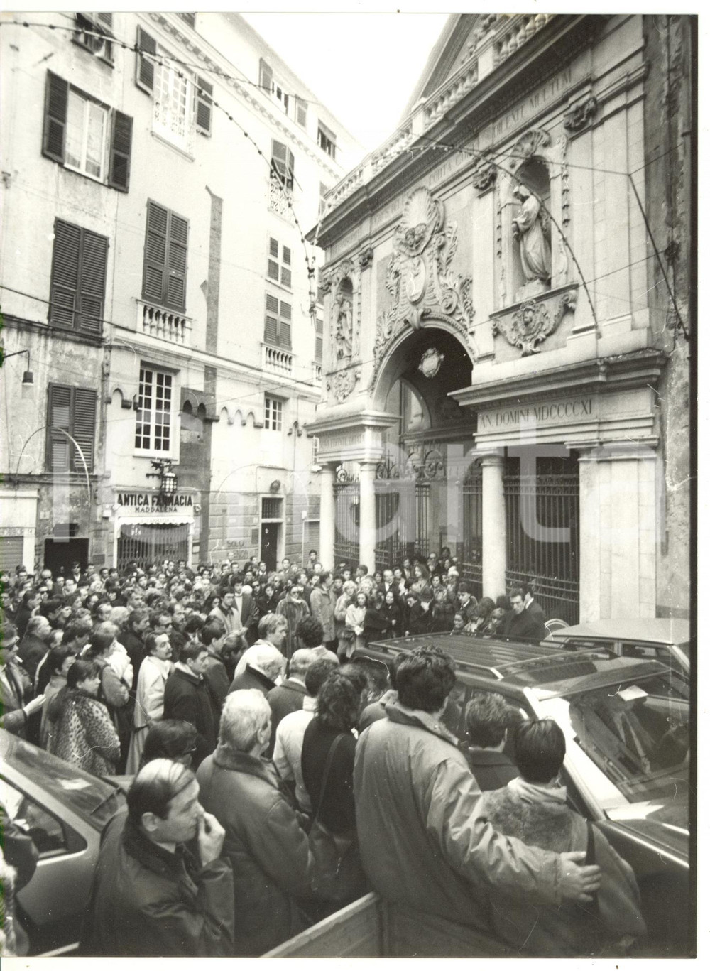 Fotografia d epoca originale 1991 GENOVA Chiesa di Santa Maria Maddalena  Corteo funebre Foto COSTUME 17x24 1