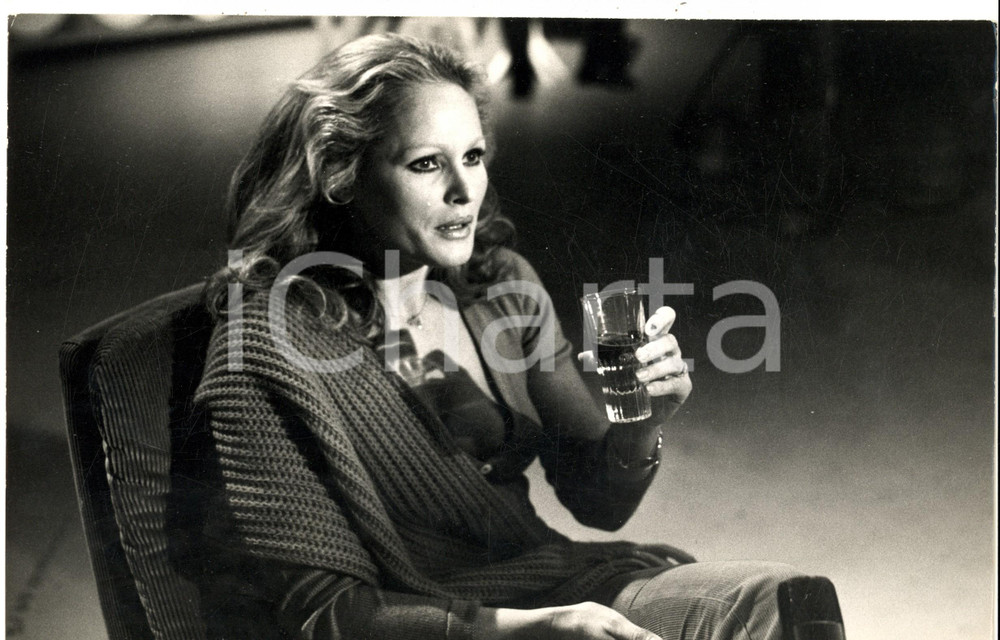 Fotografia d epoca originale 1975 ca CINEMA Ritratto di Ursula ANDRESS in poltrona  Foto VINTAGE 30x20 1