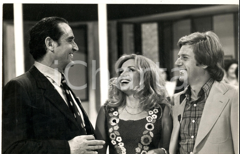 Fotografia d epoca originale 1975 ca TELEVISIONE Vittorio GASSMAN Maria Giovanna ELMI Claudio LIPPI  Foto 1