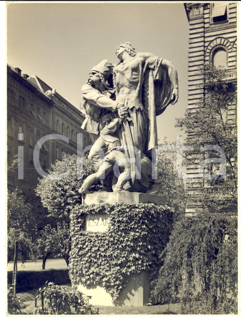 Fotografia d epoca originale 1930 ca BUDAPEST Monumento dell Irredentismo ungherese  Il Nord Foto 18x24 1