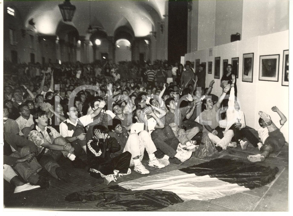 Fotografia d epoca originale 1990 ca GENOVA Scuola occupata durante manifestazione studentesca Foto VINTAGE 1