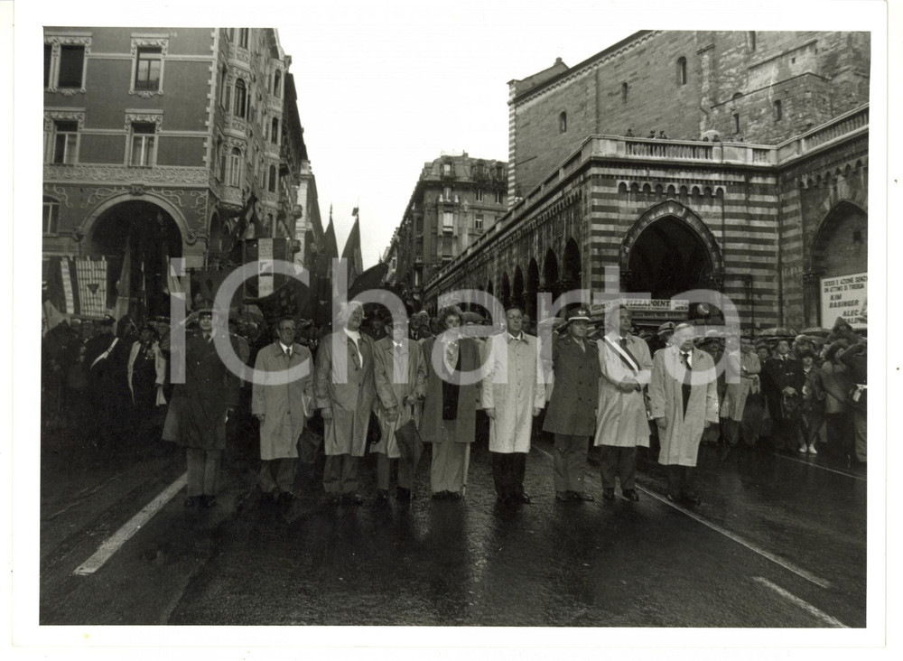 Fotografia d epoca originale 1995 ca GENOVA Centro storico  Corteo con il sindaco Adriano SANSA Foto 24x18 1