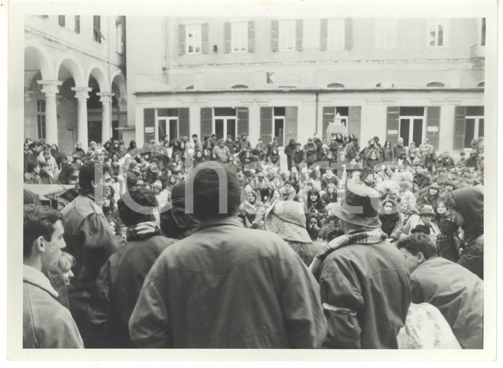 Fotografia d epoca originale 1990 ca GENOVA Manifestazione studentesca in piazza Foto VINTAGE 24x18 1