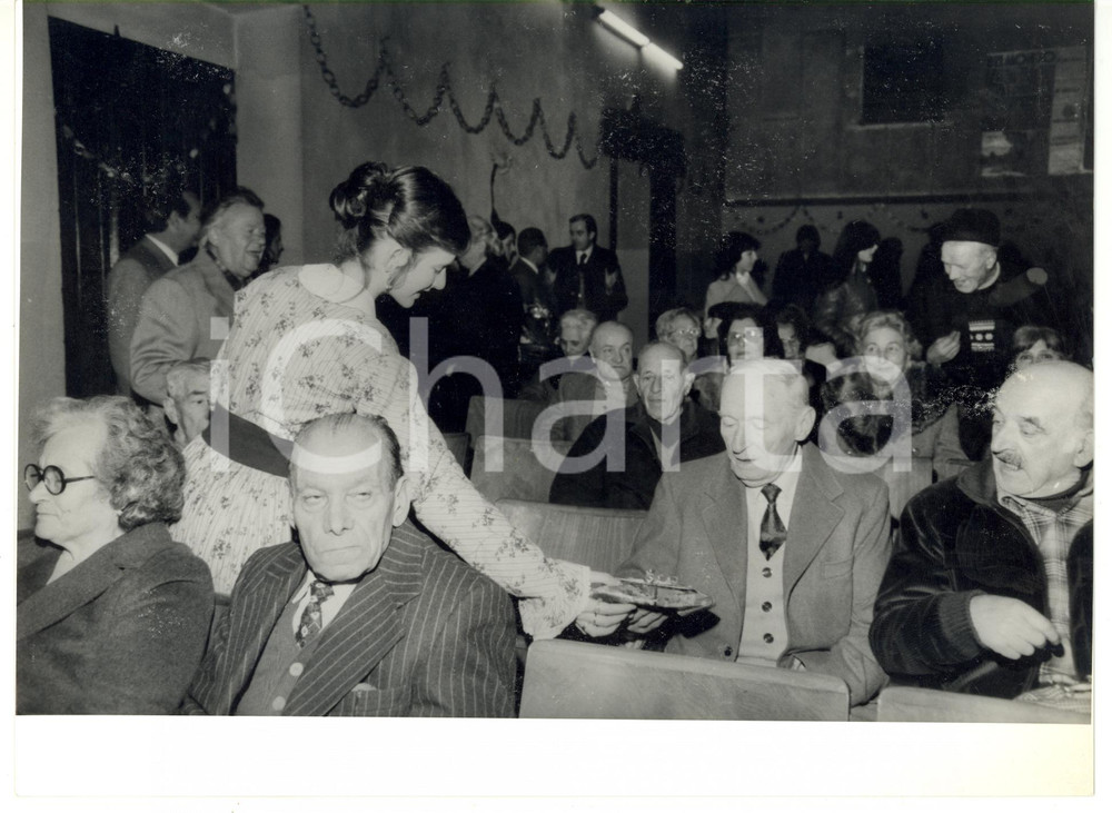 Fotografia d epoca originale Natale 1990 ca GENOVA Consegna dei doni agli anziani Foto VINTAGE 24x18 cm 1