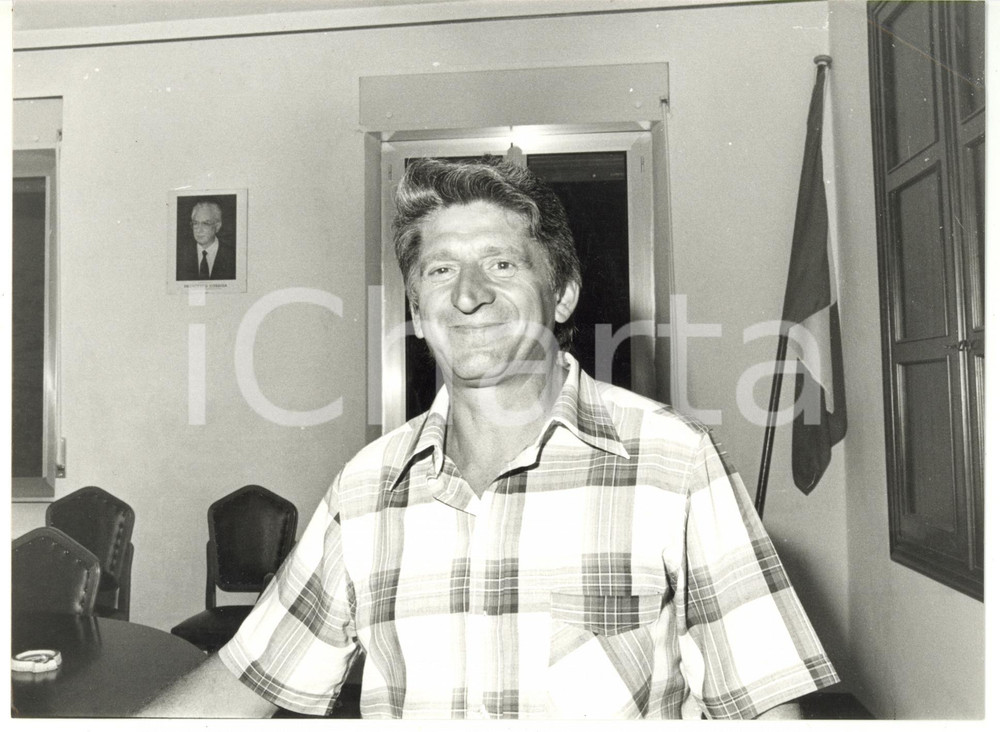 Fotografia d epoca originale 1990 TIGLIETO GE Ritratto del sindaco Valentino ABBONDANZA Foto 24x18 1